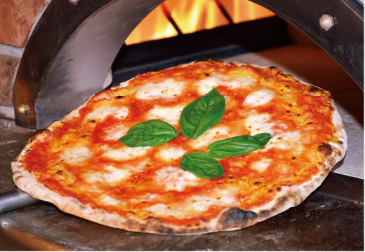レストラン＆Café「椎の木」でご提供する、石窯より取り出した焼きたてのピッツァのイメージです。
